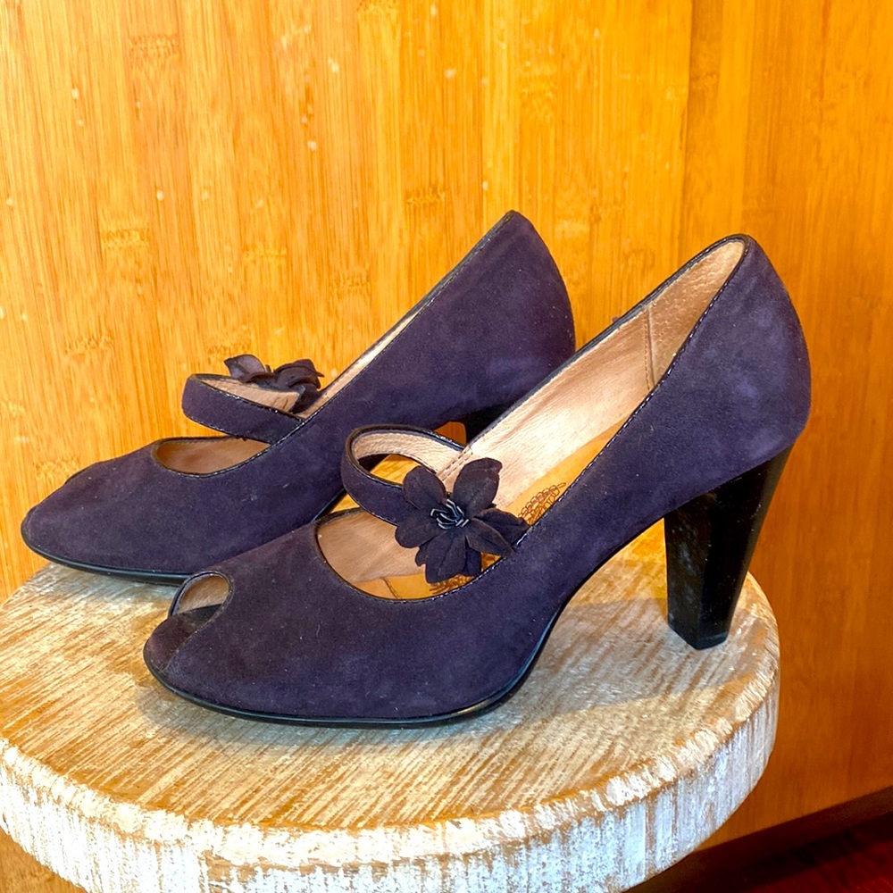 Sofft Mauve Suede 3 inch heels in great condition!